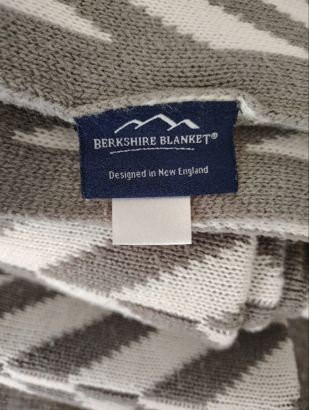 Chevron Knit Throw Blanket in Gray and White
